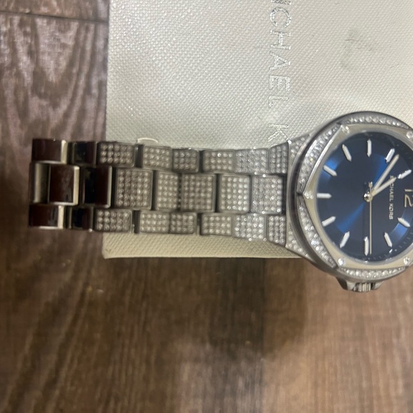 Michael Kors with box Pave Crystal soldout beautiful mint condition ladies watch - Picture 3 of 9